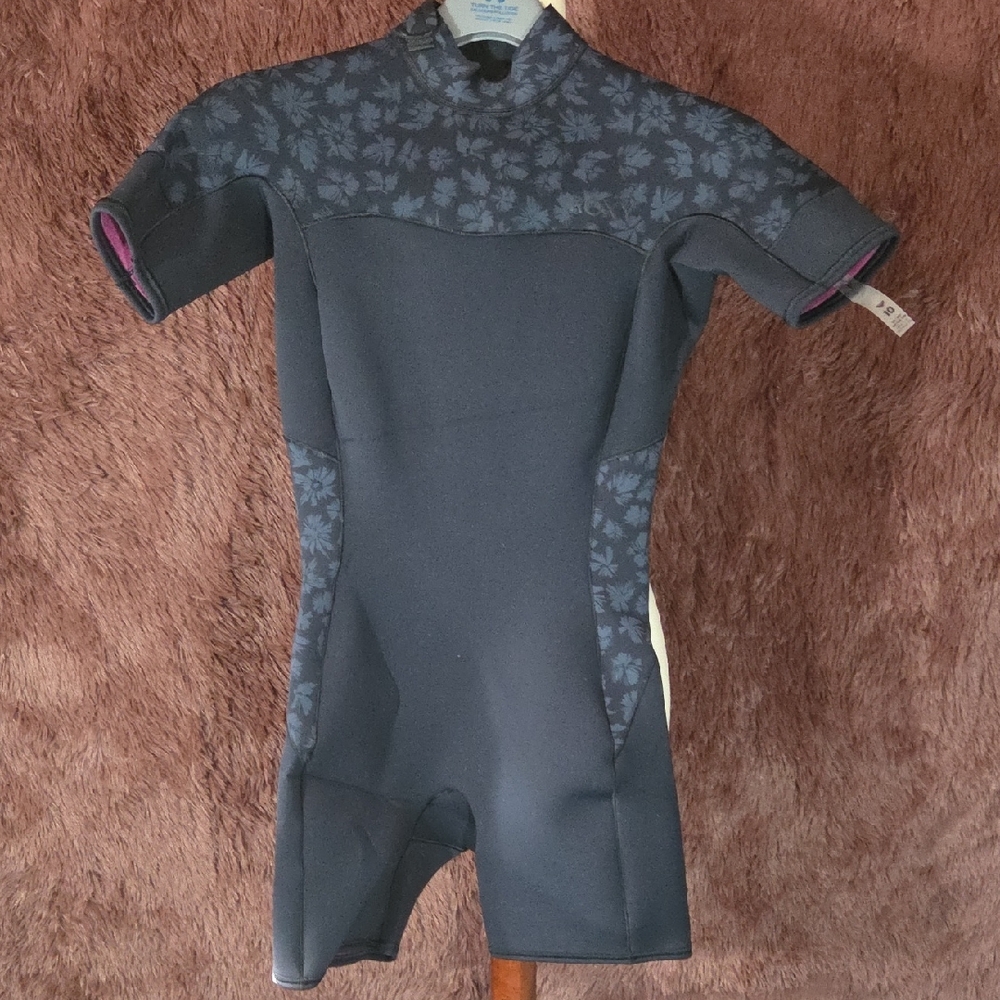 Roxy Black Floral Shorty Wetsuit NWT - Picture 4 of 8